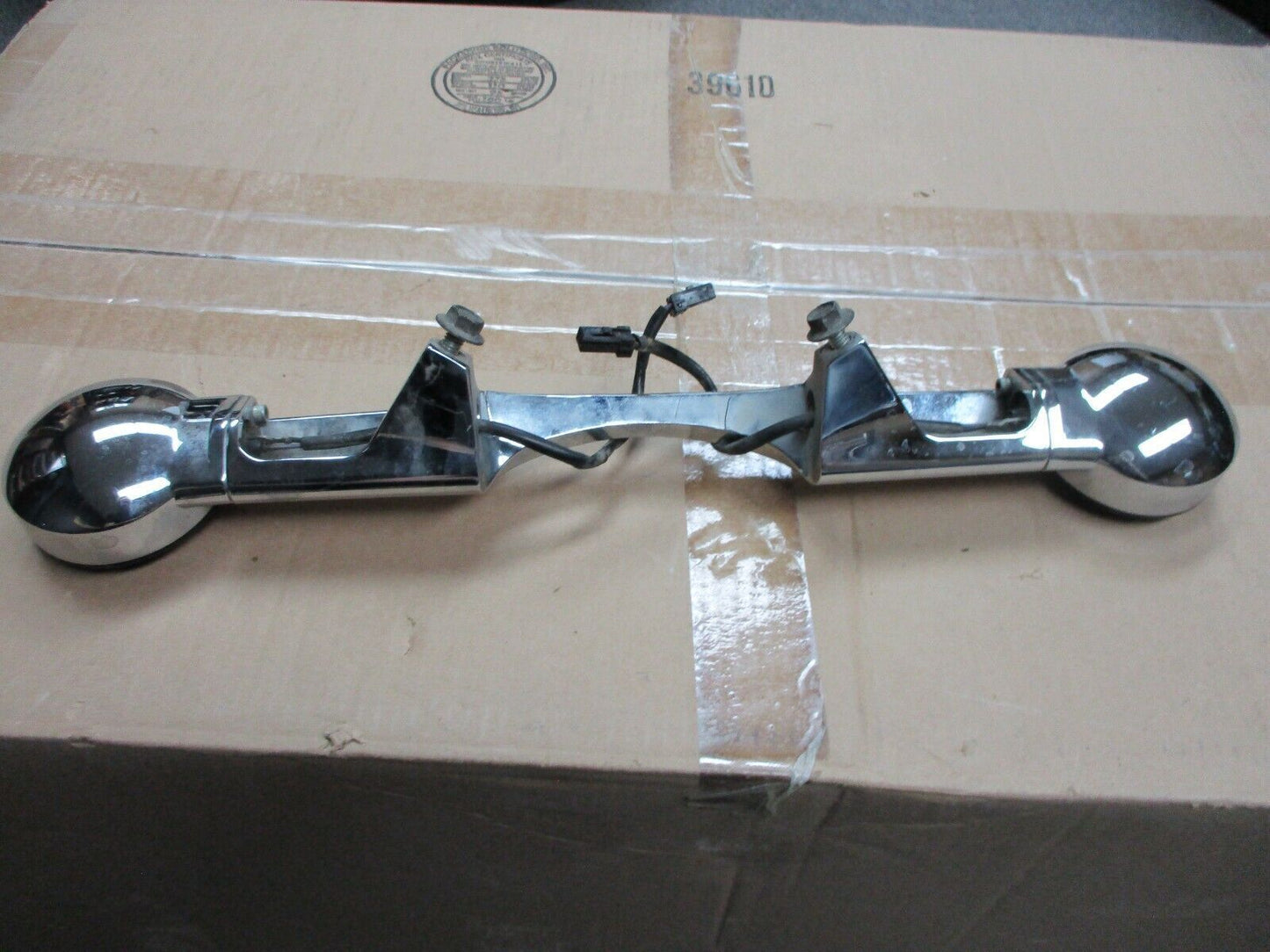 Harley Davidson Touring Rear Turn Signal Bracket With Signals 68510-74C (CRACK)