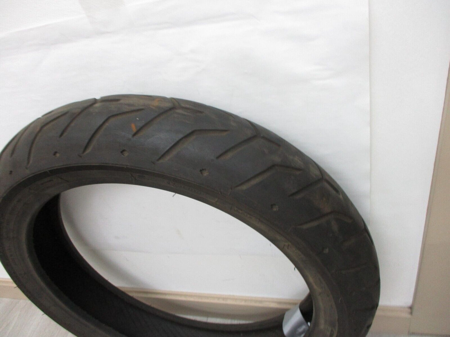 USED FRONT TIRE DUNLOP 408F130/70 B18 0305-0397 (DOT 1811)USED