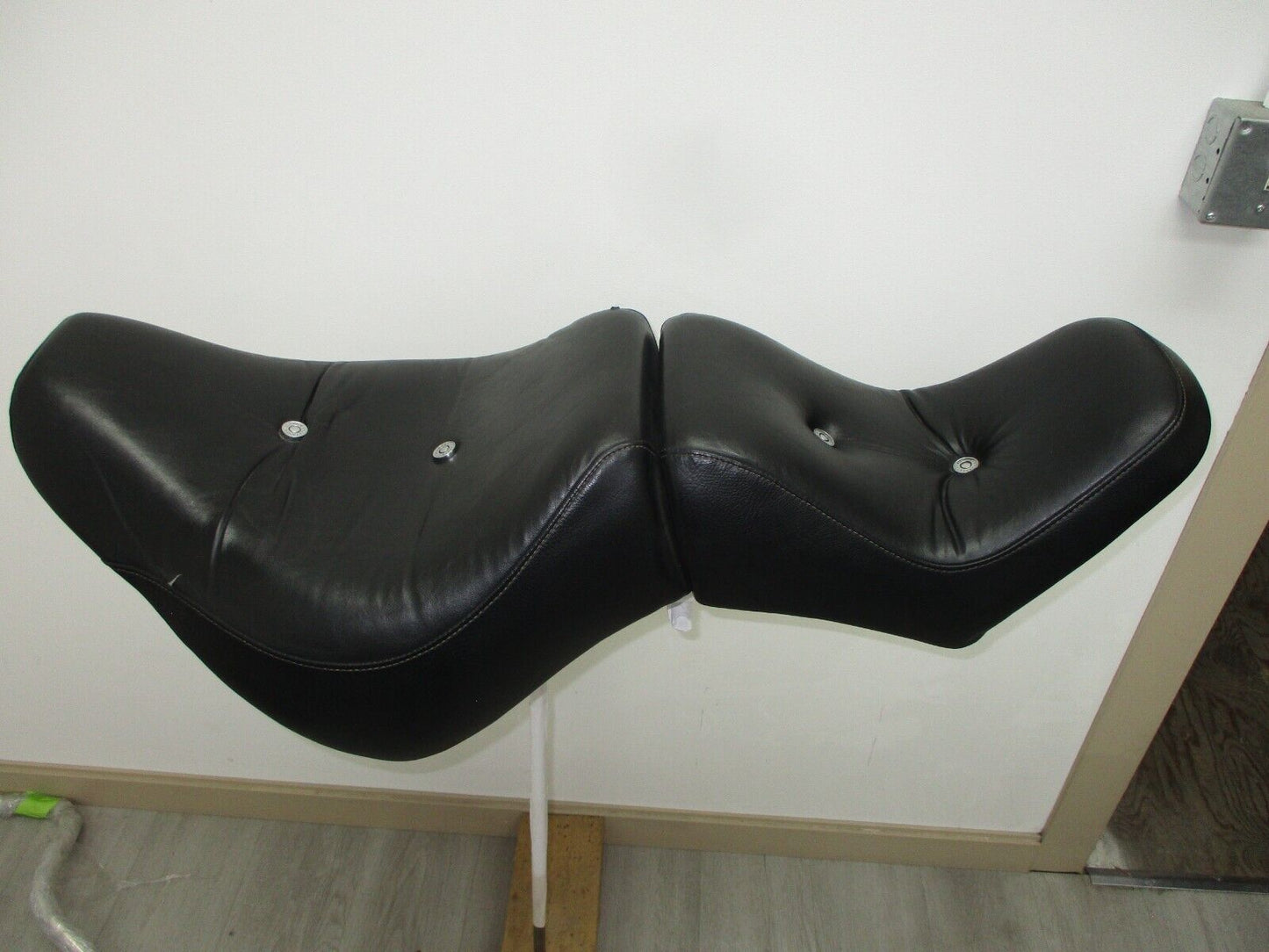 51649-07/ Harley-Davidson Softail Custom FXSTC 2-Up Button Seat 2007-2010