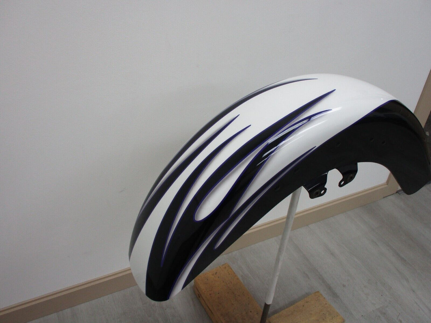 Harley Davidson  2016 FLHXSE CVO Front Fender 58900116EBF WHITE AMETHYST FLAME