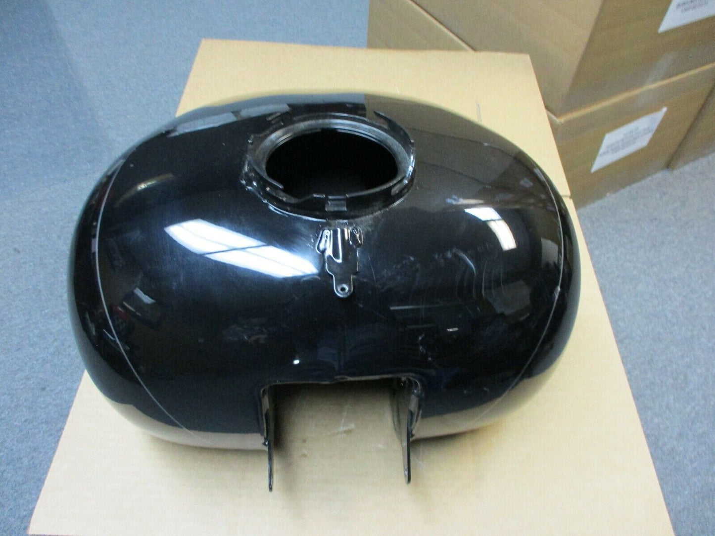 Harley Davidson OEM Touring EFI Fuel Tank 61356-08 Vivid Black Silver Stripe