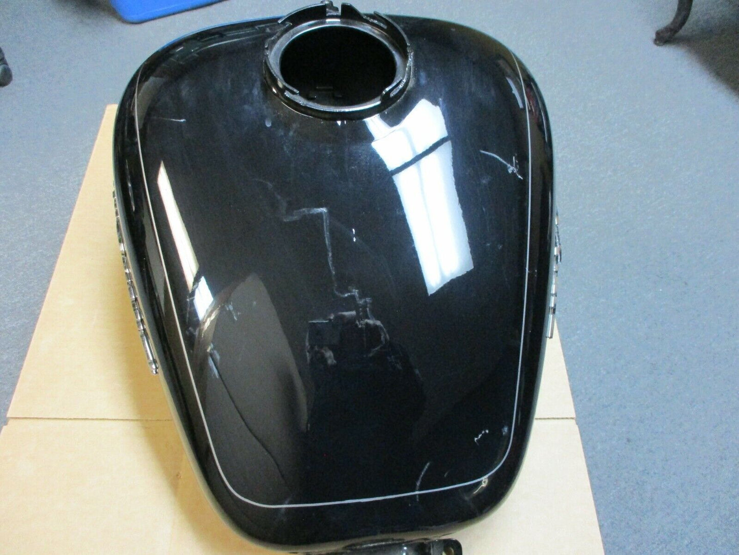 Harley Davidson OEM Touring EFI Fuel Tank 61356-08 Vivid Black Silver Stripe