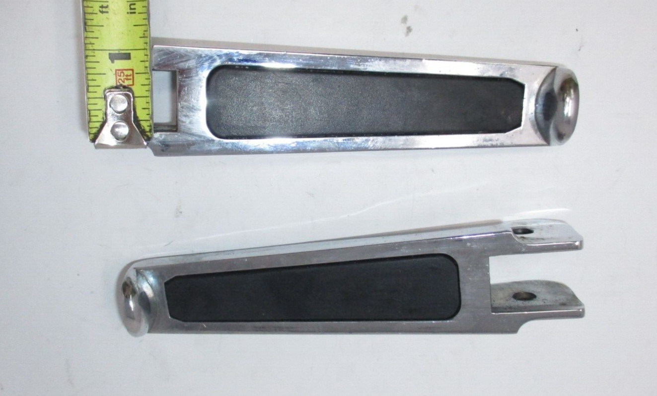 Harley-Davidson  Chrome Bolt-on Footpegs with Rubber Inlay  1904-6452