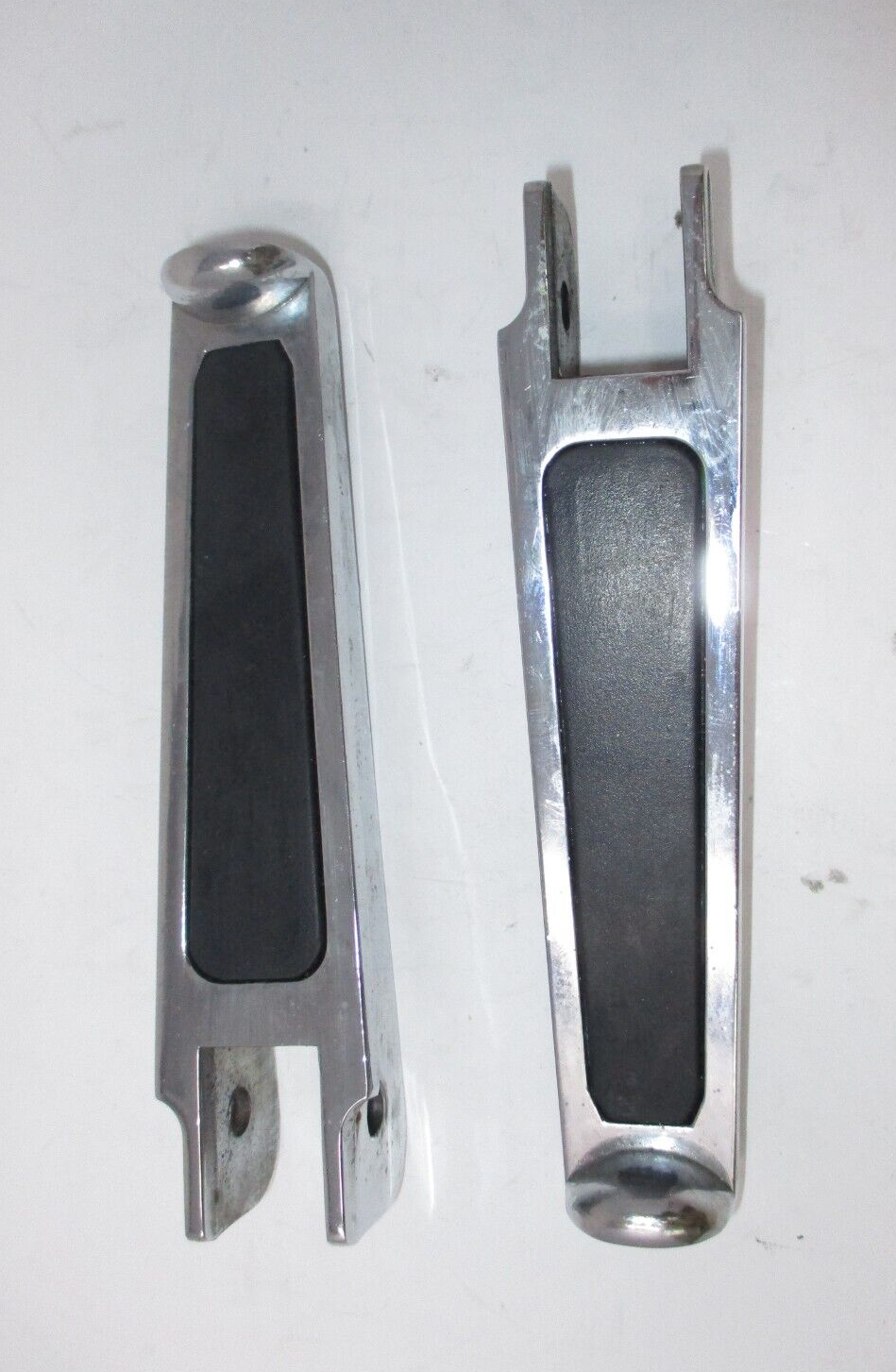 Harley-Davidson  Chrome Bolt-on Footpegs with Rubber Inlay  1904-6452