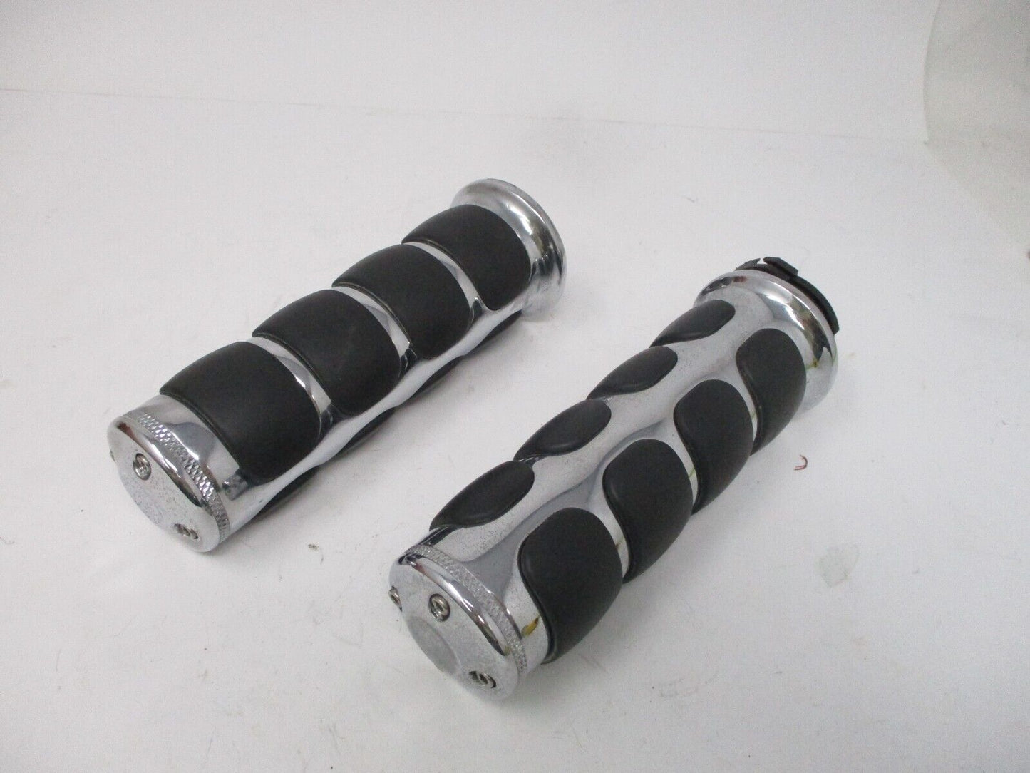 Kuryakyn ISO-Grips Molded Rubber for '08-Up Harley Davidson Models FLHTCUI