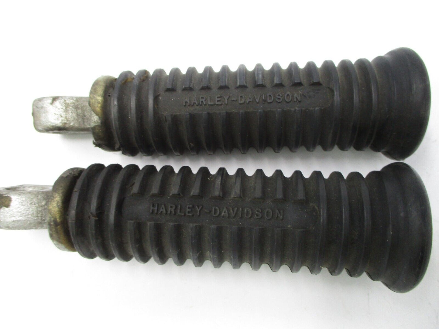 Harley OEM Softail Sportster Dyna Rubber Passenger Footpeg Pegs Pair 33048-72