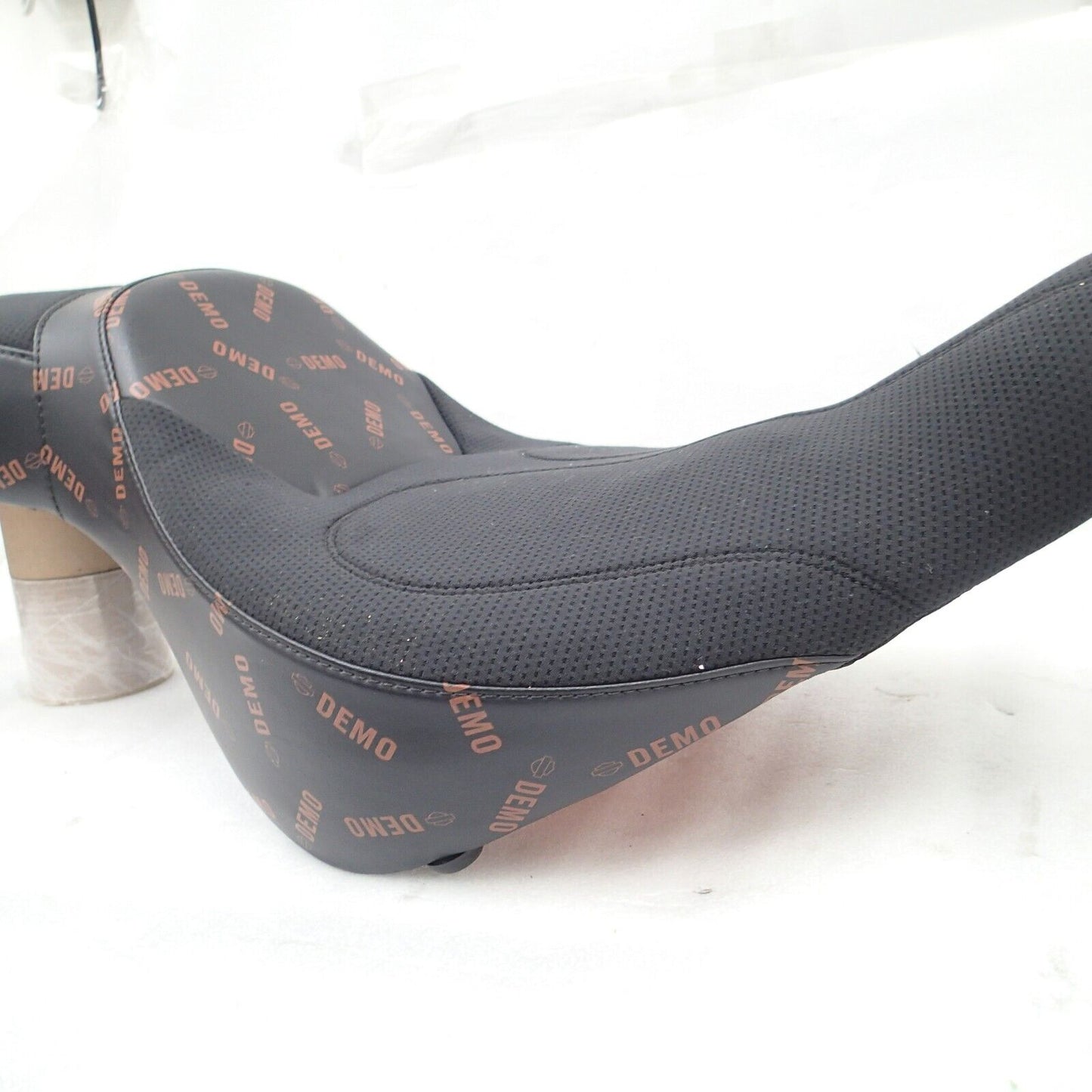 07-017 Harley Softail Road Zeppelin Low Air Adjustable 2 Up Seat Demo 52000148