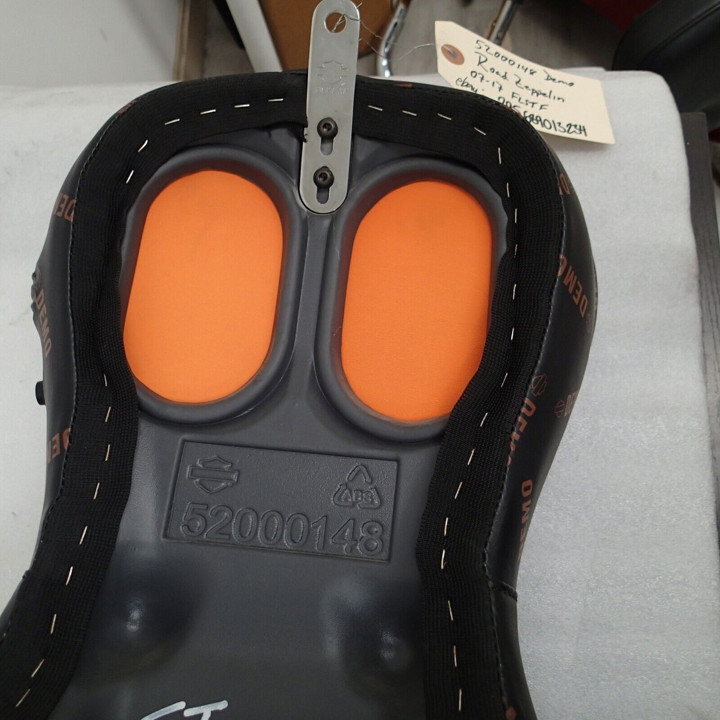 07-017 Harley Softail Road Zeppelin Low Air Adjustable 2 Up Seat Demo 52000148