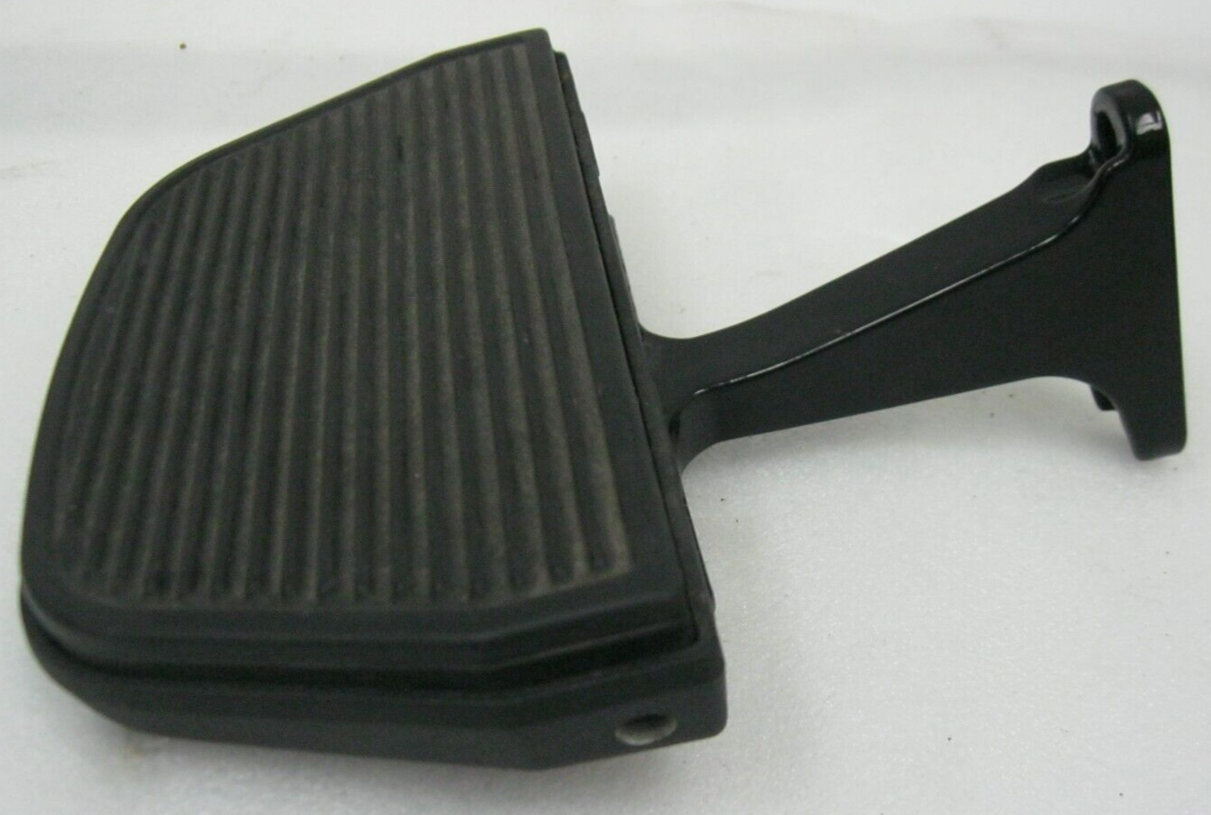 Harley-Davidson 06-20 Passenger Footrest c/w Support, Pad 50606-06 40613-91A