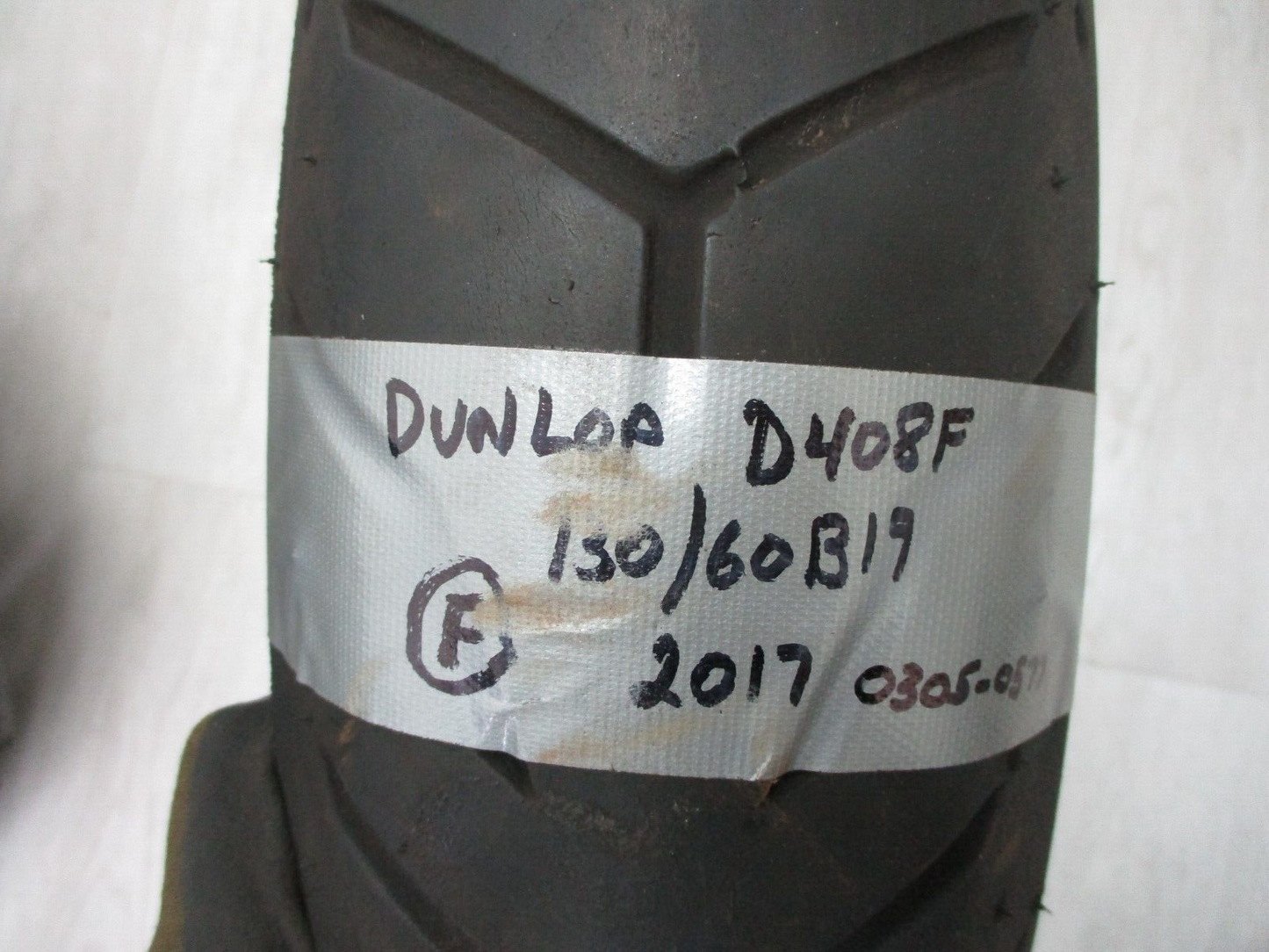 USED HARLEY DAVIDSON OEM DUNLOP D408F 130/60/B19 61H FRONT TIRE (2017) 0305-0577