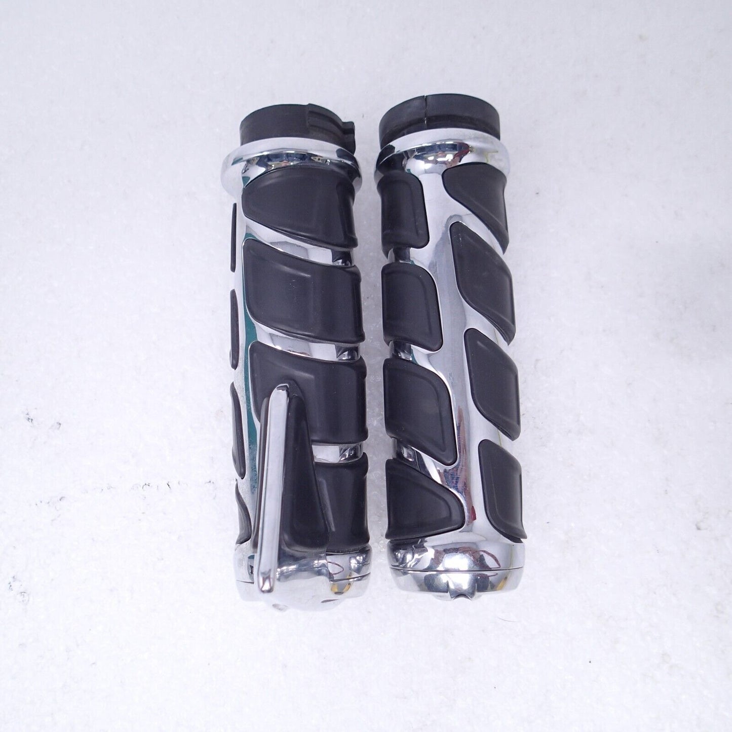 USED Kuryakyn Kinetic Grips 1" #6372 fits Honda/Suzuki Chrome DRAG 0630-1467