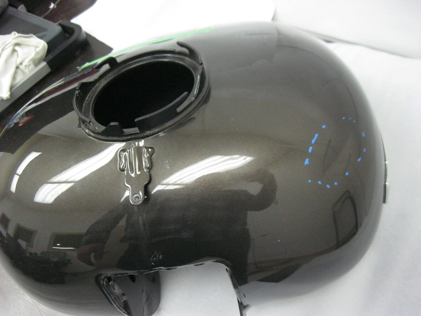 Harley Davidson FUEL TANK GAS 09+ Touring 61356-08 Bronze?