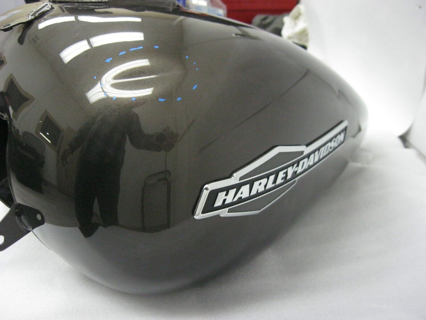 Harley Davidson FUEL TANK GAS 09+ Touring 61356-08 Bronze?