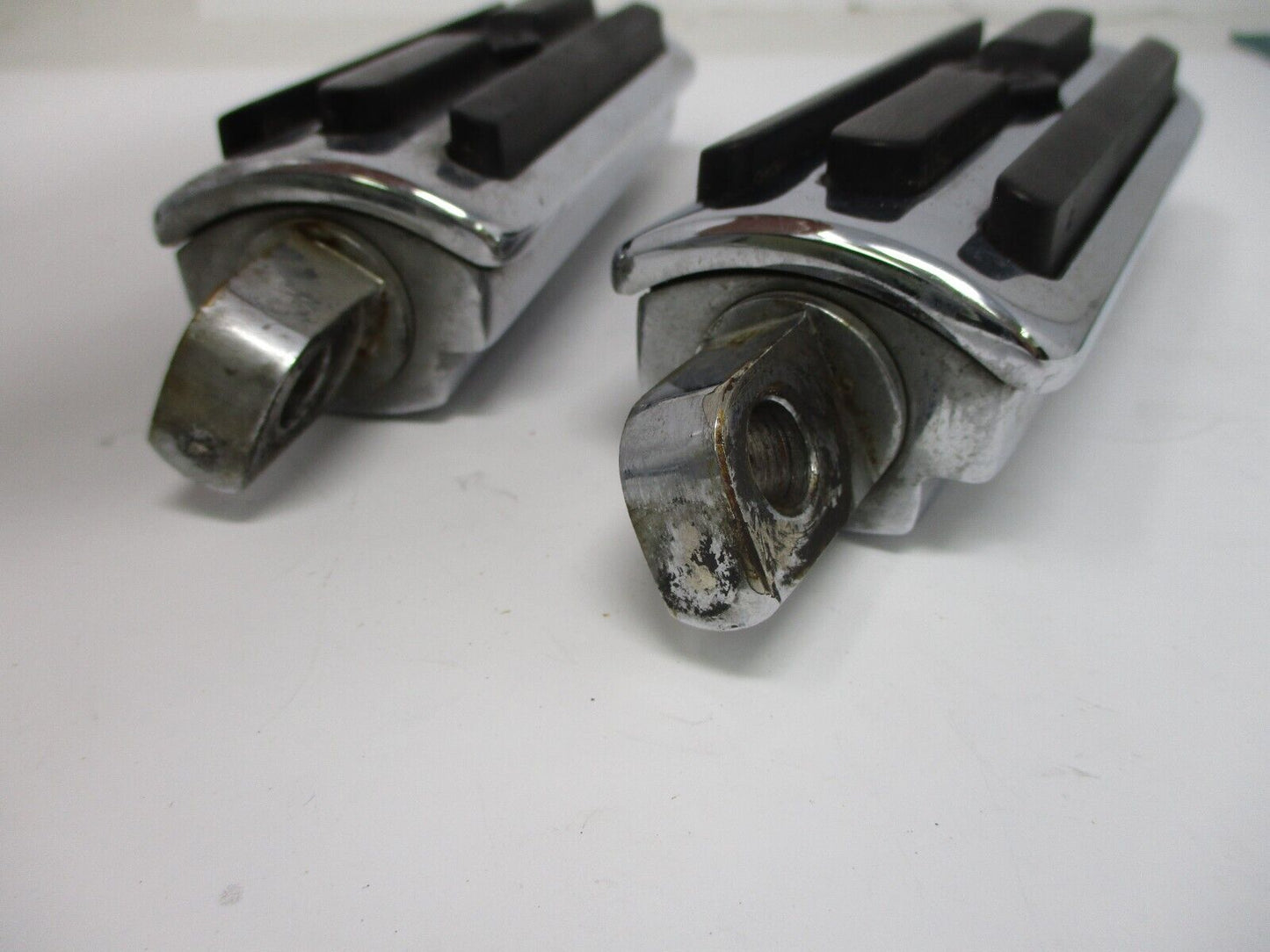 GENUINE HARLEY DAVIDSON CHROME & RUBBER BAR & SHIELD OVERSIZED FOOTPEGS 50500-03