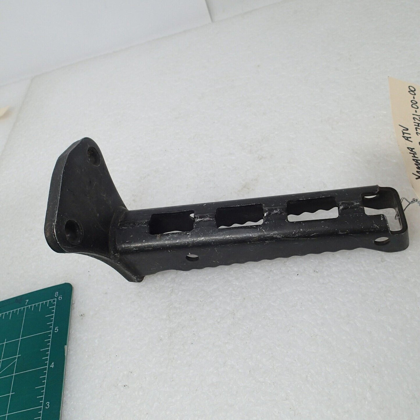 Yamaha Raptor 660 01 Foot Peg Right 5LP-27421-00-00 46362