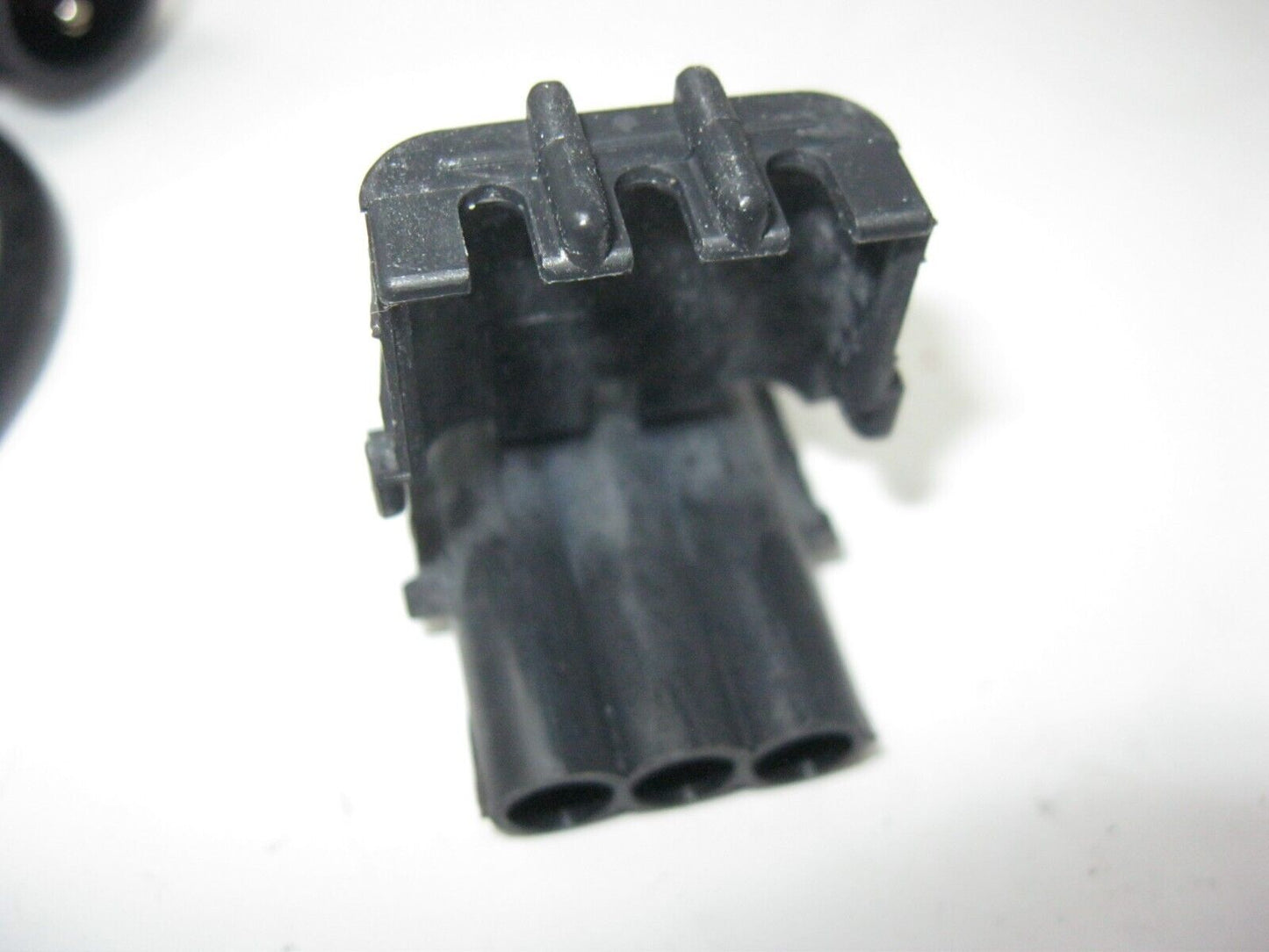 3 Pin Plug in Connector set (Unknown Part Number & Fitment)
