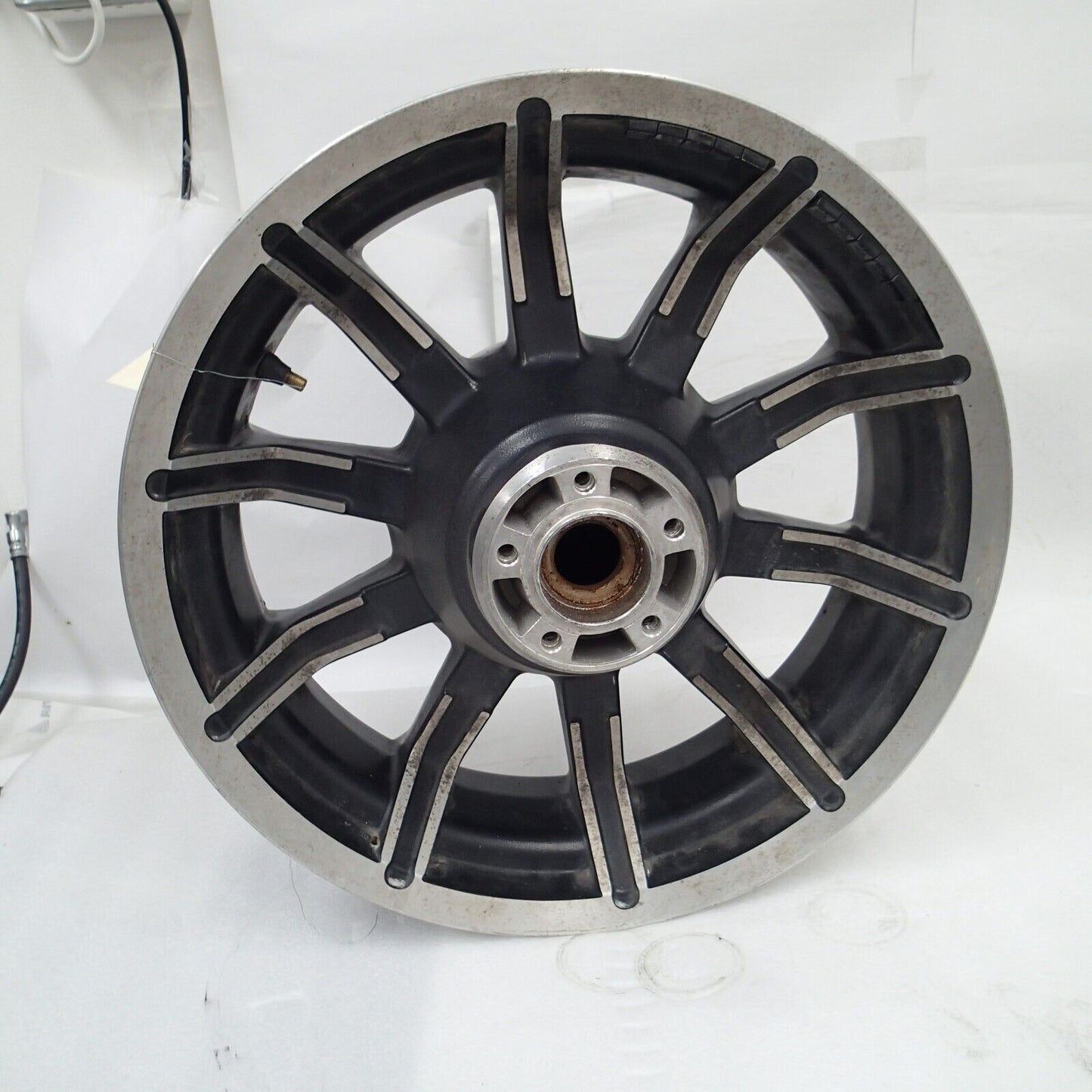 2019 HARLEY DAVIDSON ROAD GLIDE REAR WHEEL RIM STRAIGHT 16X5 (40900033) no beari