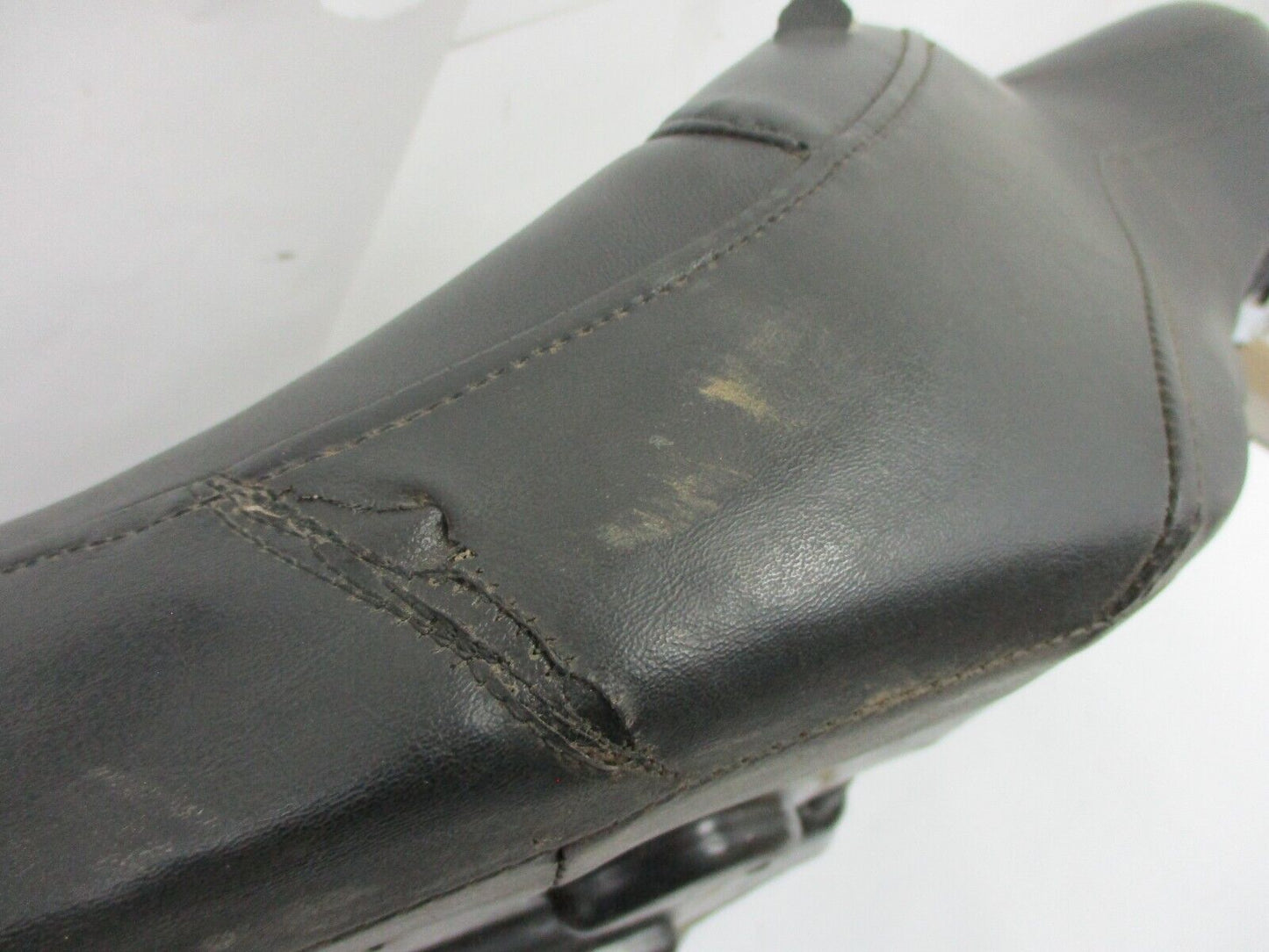 2008 08 Harley Davidson Electra Glide Front Saddle Seat Tear (4882)