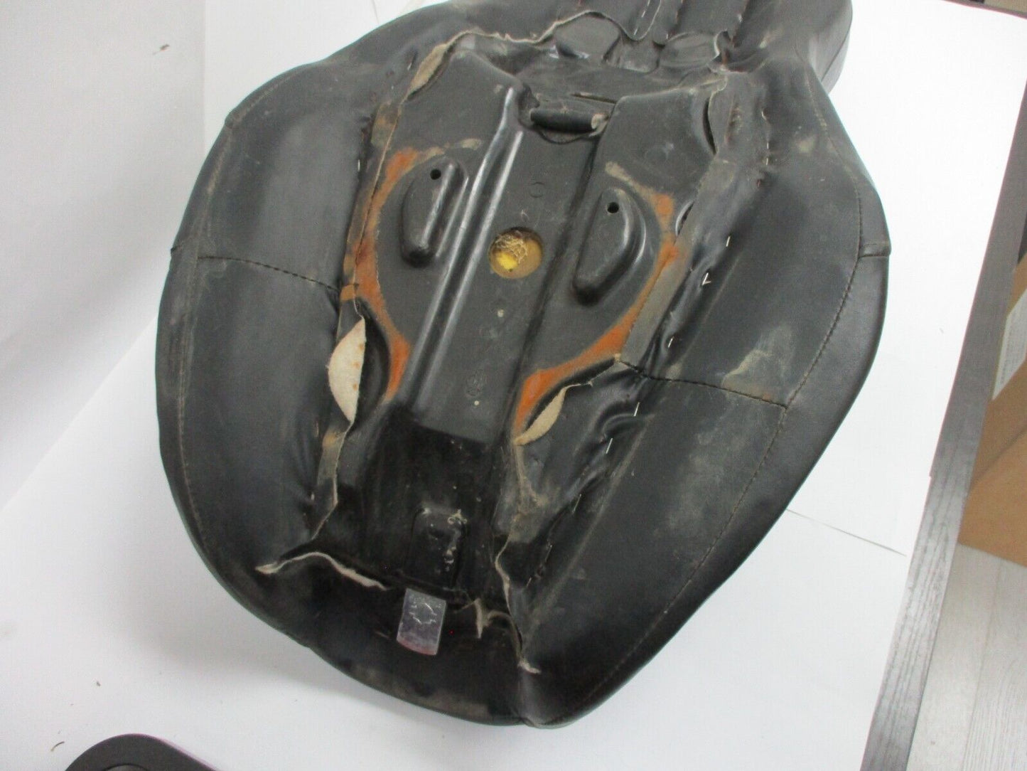 2008 08 Harley Davidson Electra Glide Front Saddle Seat Tear (4882)