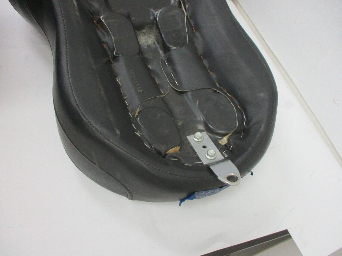 2008 08 Harley Davidson Electra Glide Front Saddle Seat Tear (4882)