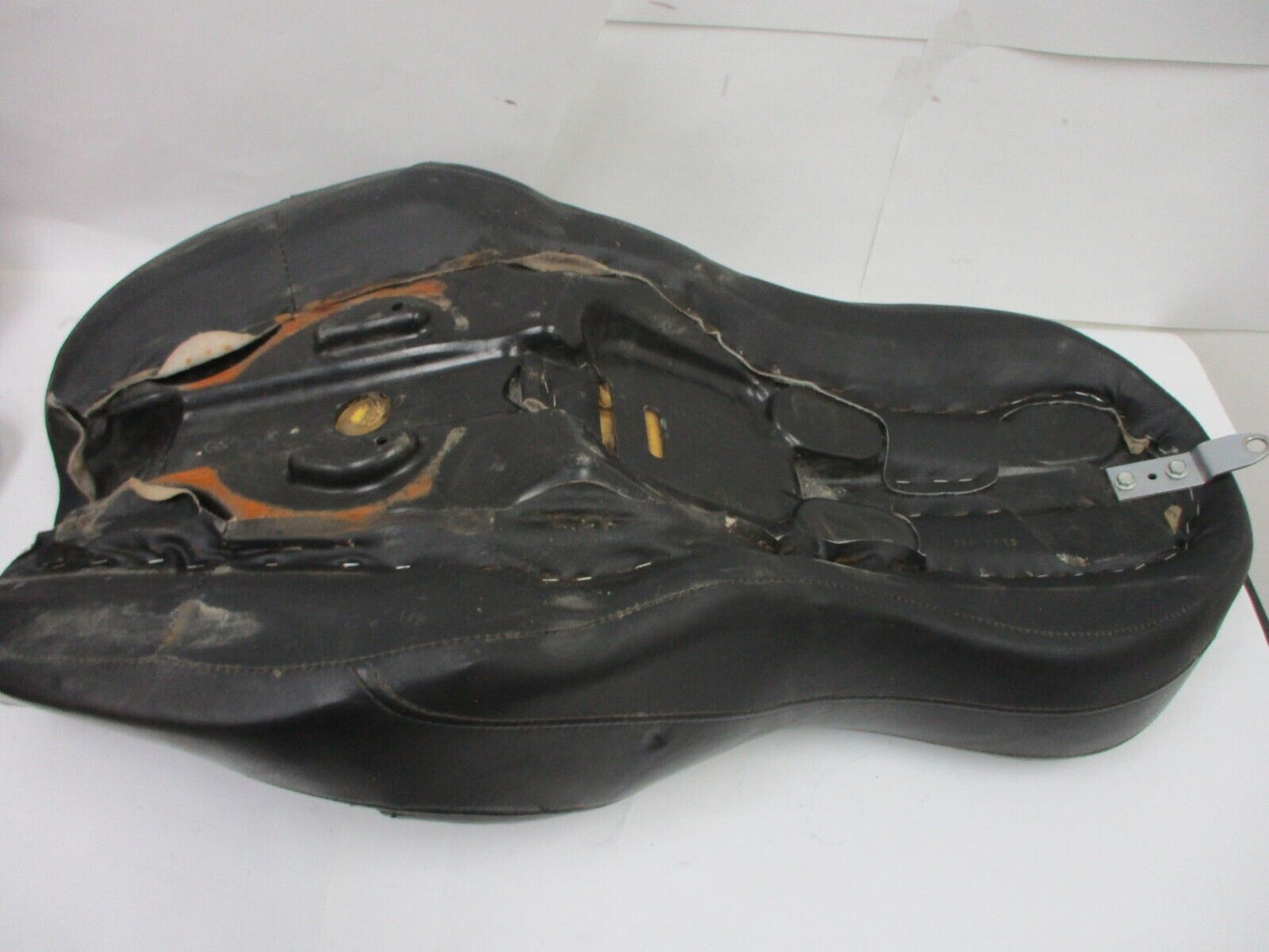 2008 08 Harley Davidson Electra Glide Front Saddle Seat Tear (4882)
