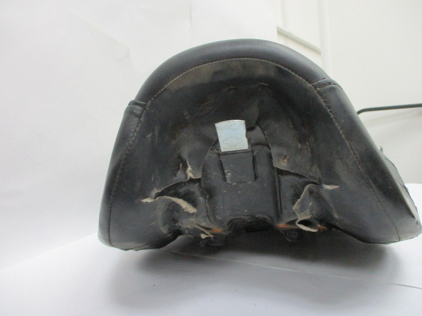 2008 08 Harley Davidson Electra Glide Front Saddle Seat Tear (4882)