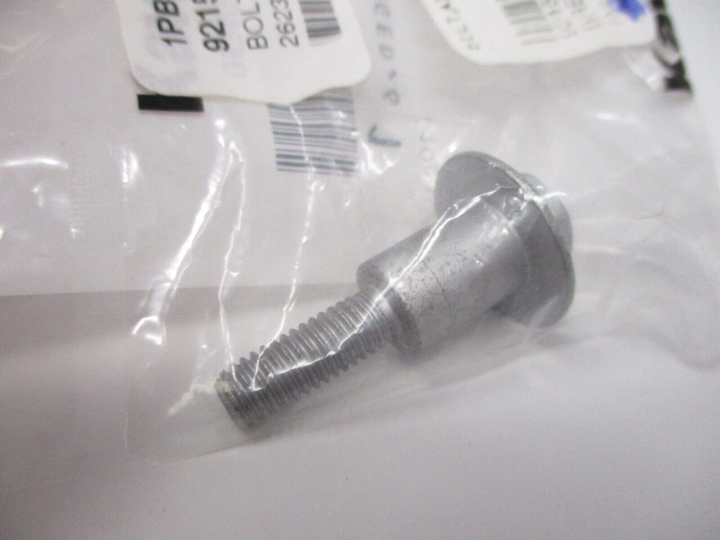 Kawasaki 92151-1686 - BOLT AIR FILTER RH
