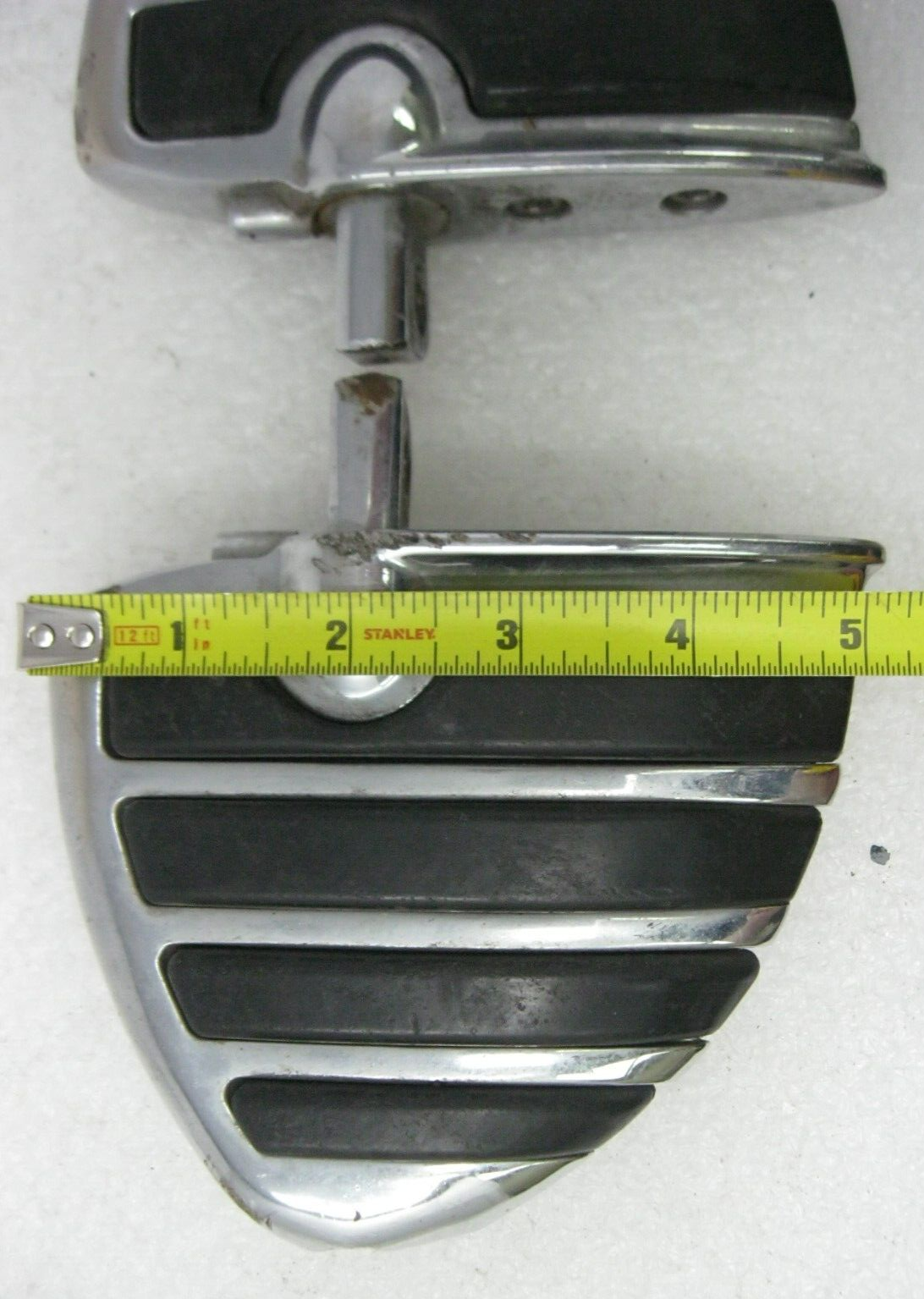 Aftermarket Unbranded Chrome & Rubber Male Mount Wing Style Foot Pegs