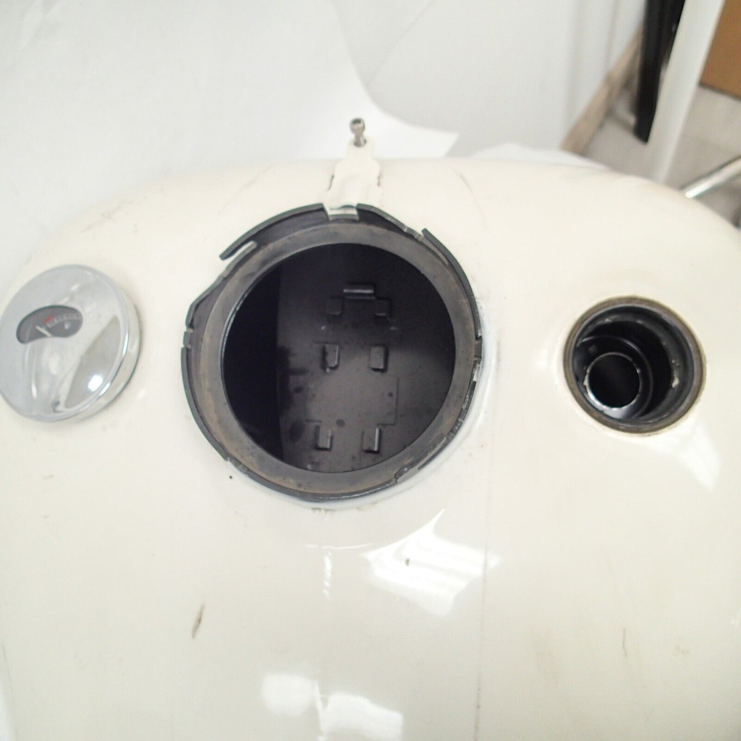 HARLEY '11-'14 POLICE FLHP ROAD KIN GFUEL TANK BIRCH WHITE W/O DECAL 62060-08AV