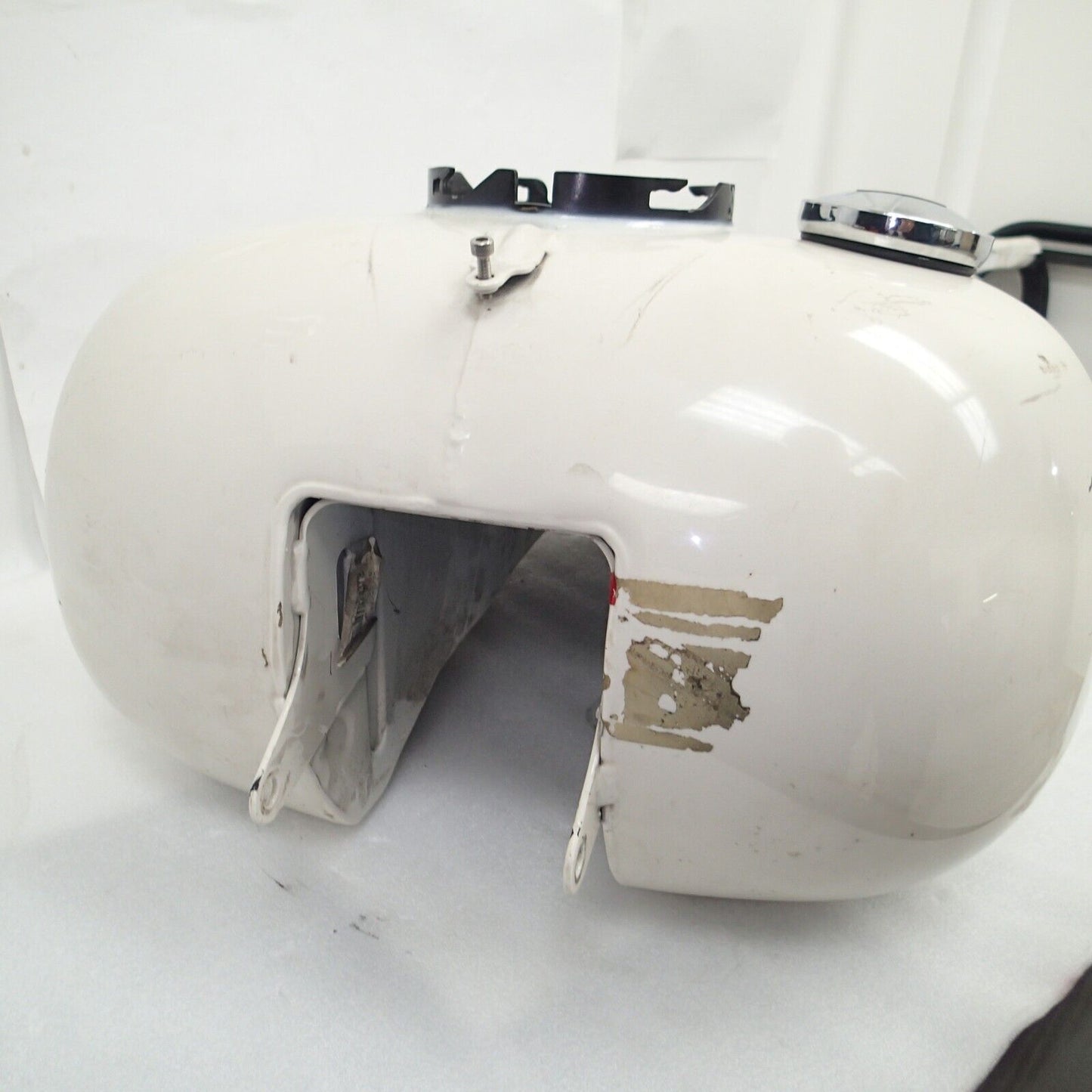 HARLEY '11-'14 POLICE FLHP ROAD KIN GFUEL TANK BIRCH WHITE W/O DECAL 62060-08AV