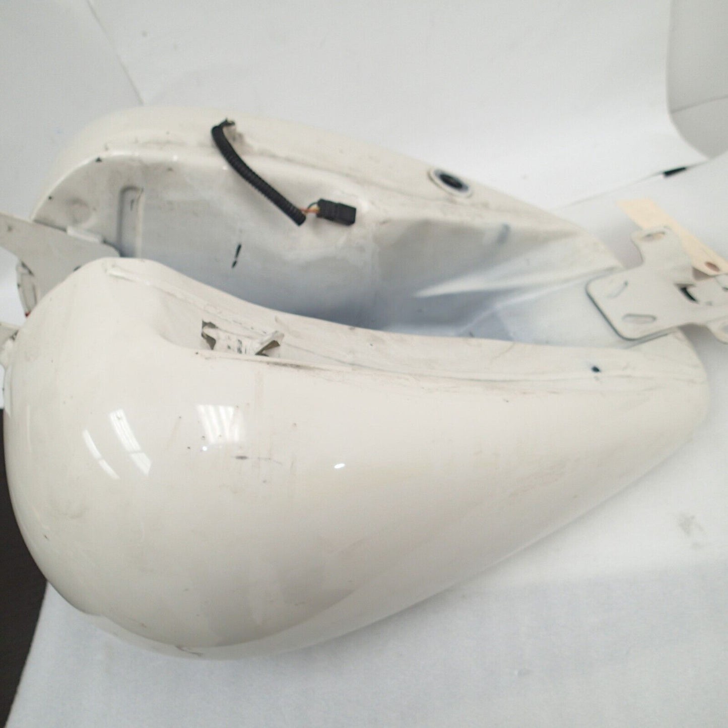 HARLEY '11-'14 POLICE FLHP ROAD KIN GFUEL TANK BIRCH WHITE W/O DECAL 62060-08AV