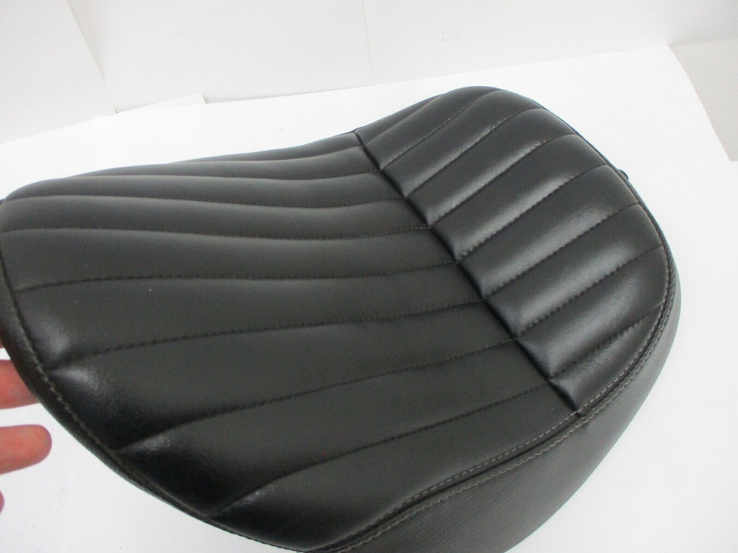 Harley Davidson Seat Solo Softail Street Bob 21-23 OEM 52000606 Nice