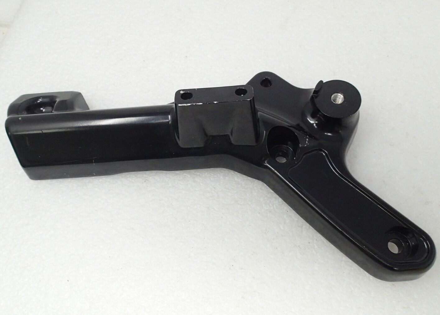 USED HARLEY DAVIDSON 18-22 SOFTAIL BLACK EXHAUST PEG MOUNT BRACKET OEM 65500063