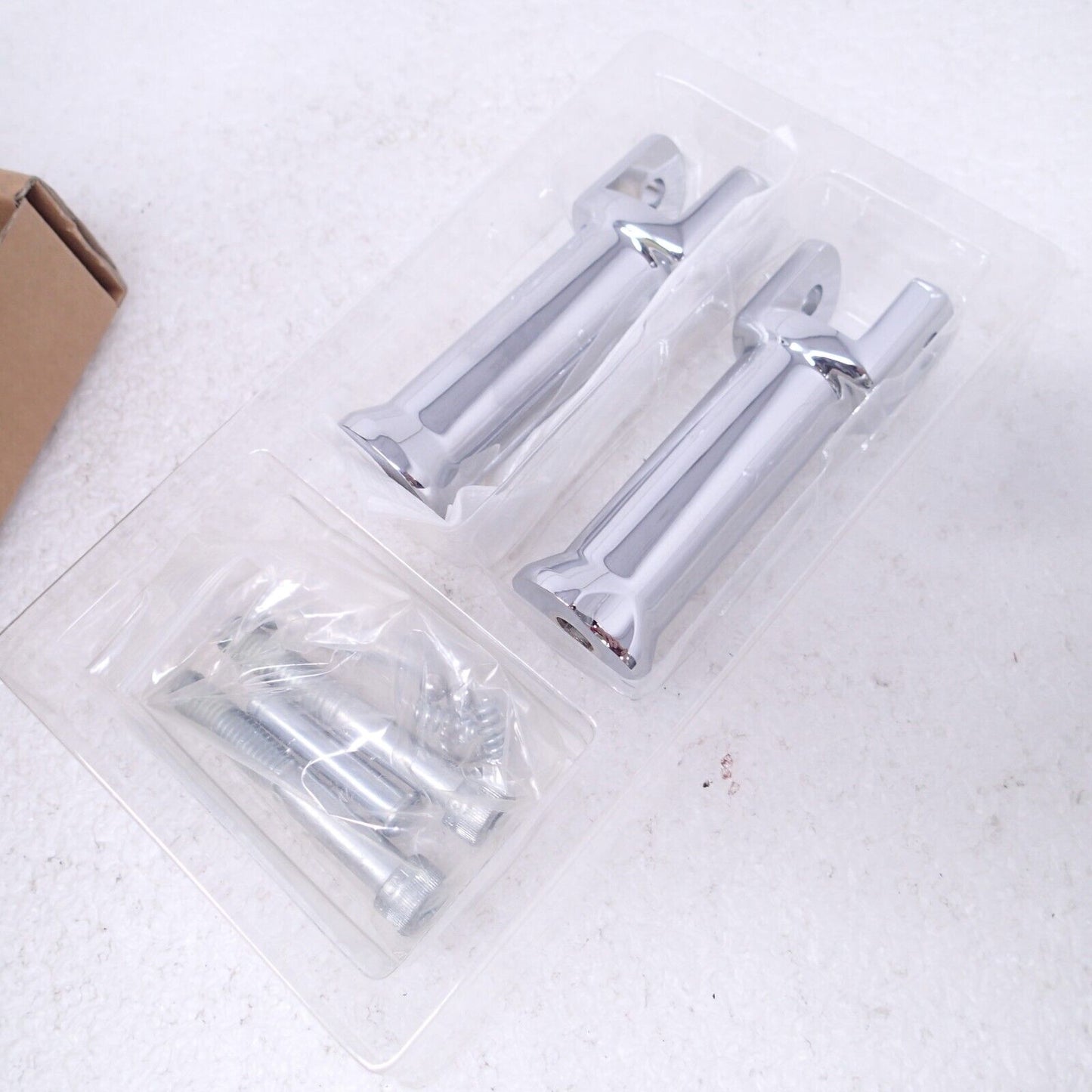 HARLEY NEW PASSENGER FOOTPEG SUPPORT KIT 18 & SOFTAILS CHROME 50500771