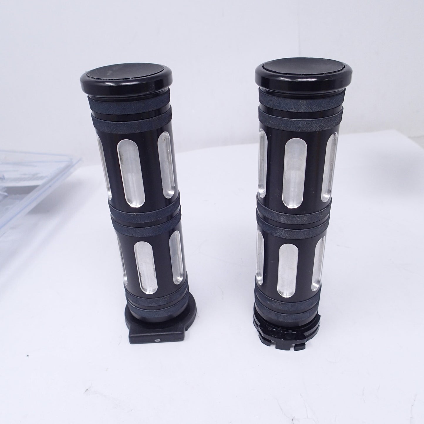 Harley Davidson Contrast Edge Cut Grips  - New - 56100083