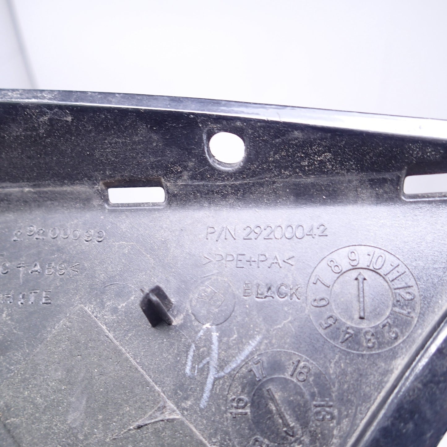 Harley-Davidson 15-23 Road Glide Front Fairing Air Duct Vent Incomplete 29200042