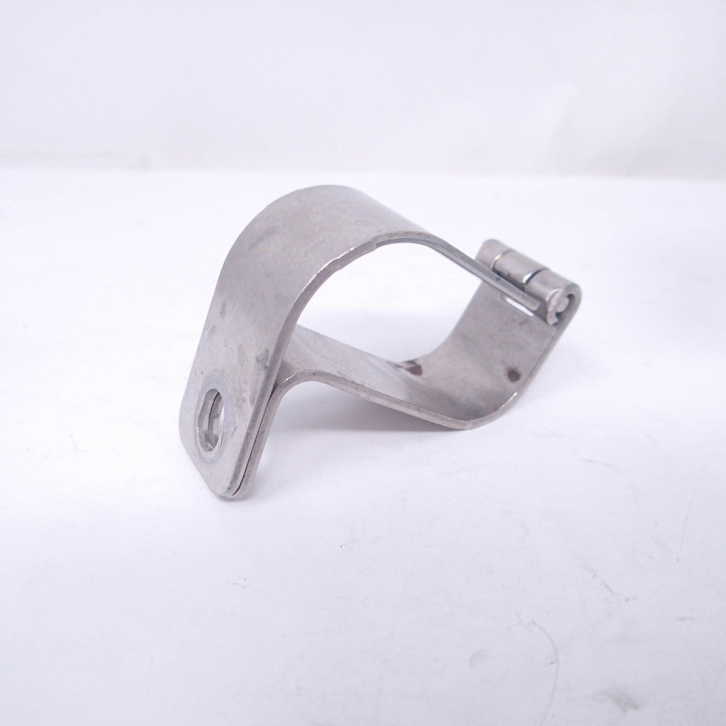 09-23 HARLEY OEM TOURING FLHT FLHX CROSSOVER EXHAUST MOUNTING CLAMP BRACKET