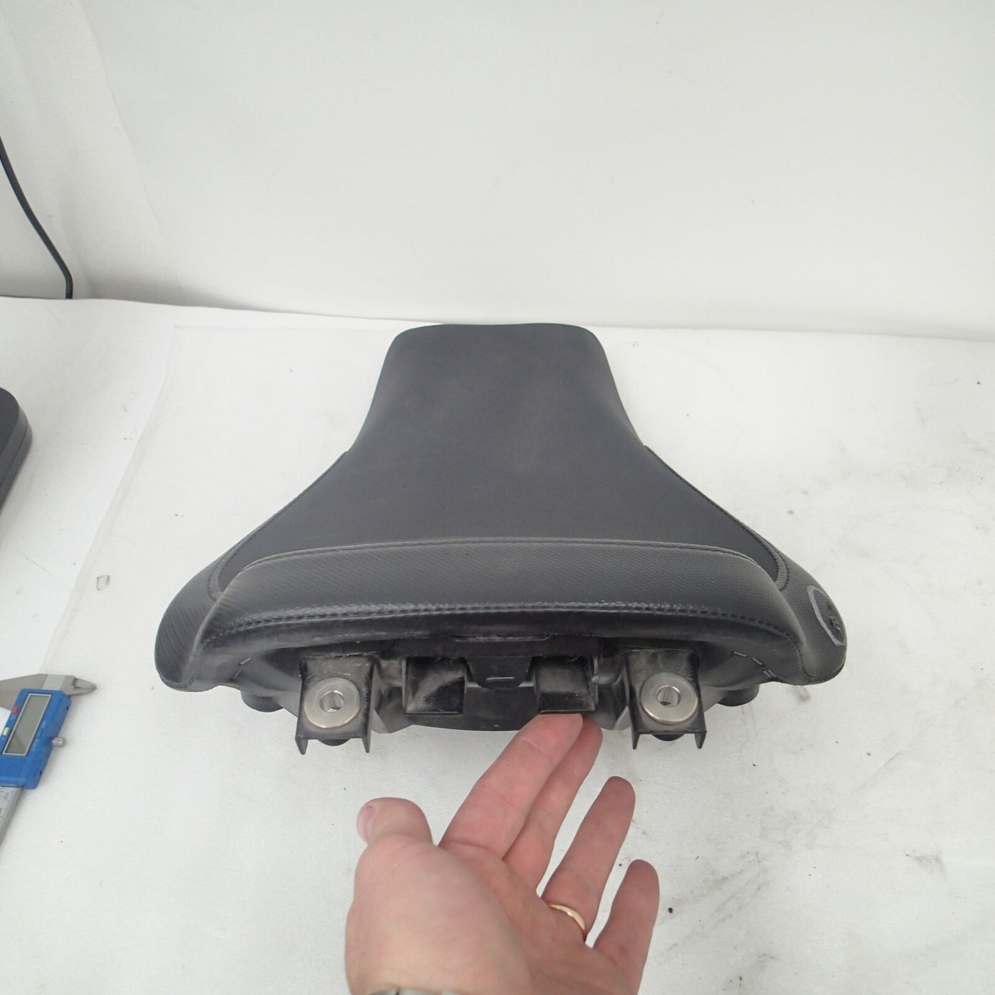 18-22 Harley FXDR Breakout Softail Fatboy FXDRS OEM Rider Solo Seat 52000373