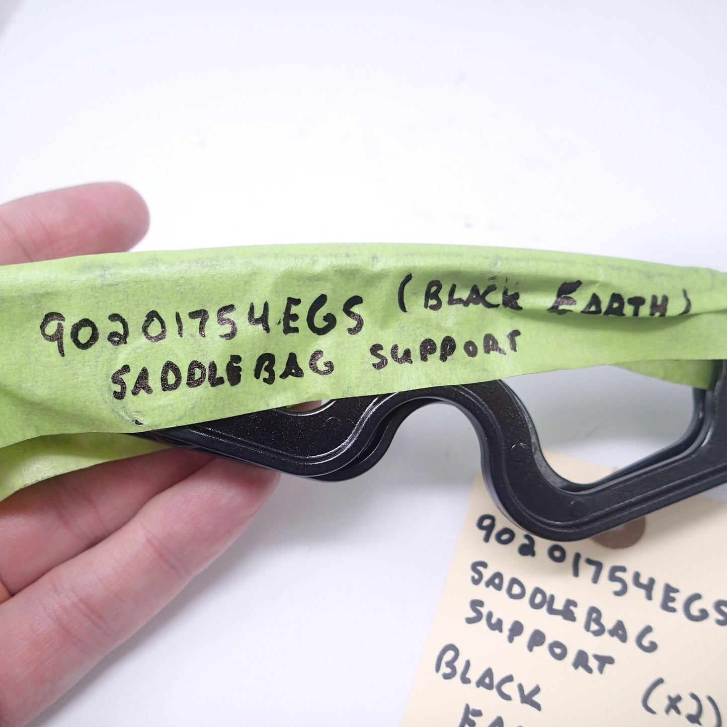 18 FLTRXSE CVO ROAD GLIDE  INSERT SADDLEBAG SUPPORT BLACK EARTH 90201754EGS