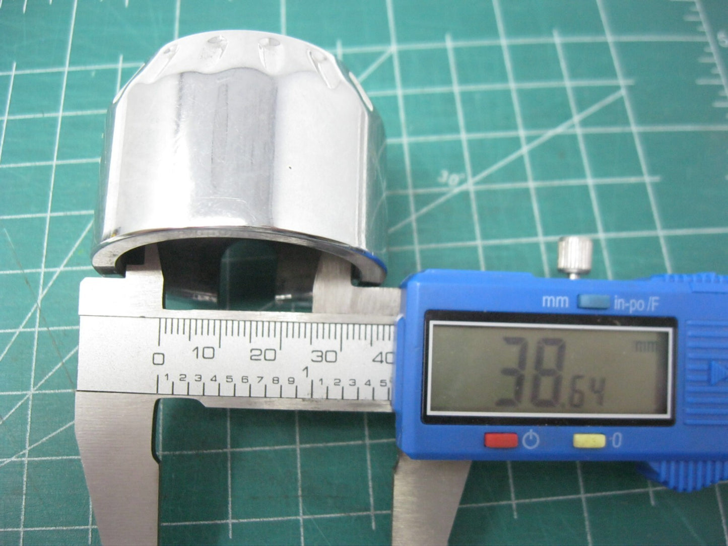 Harley-Davidson Fluted Rear Axle End Caps (Missing one Allen Screw)