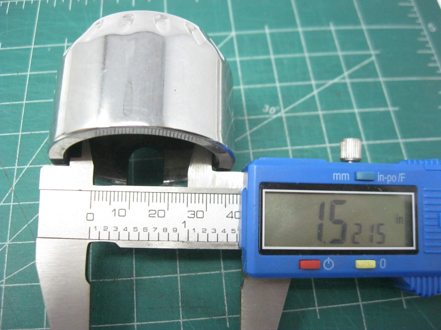 Harley-Davidson Fluted Rear Axle End Caps (Missing one Allen Screw)