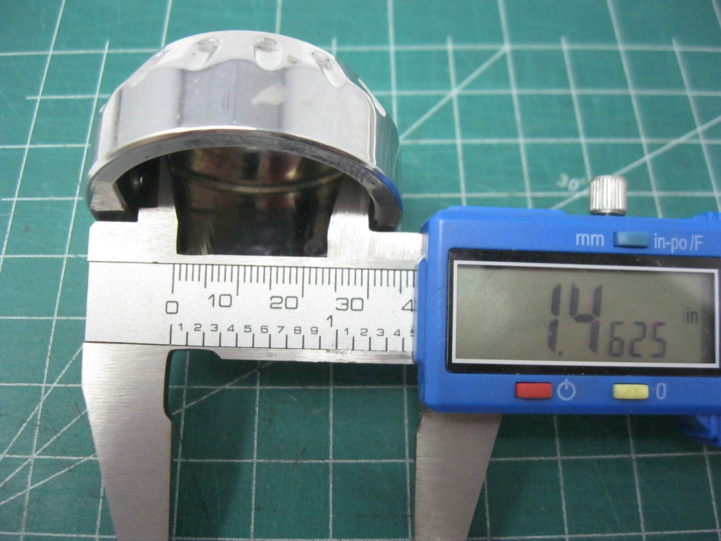 Harley-Davidson Fluted Rear Axle End Caps (Missing one Allen Screw)