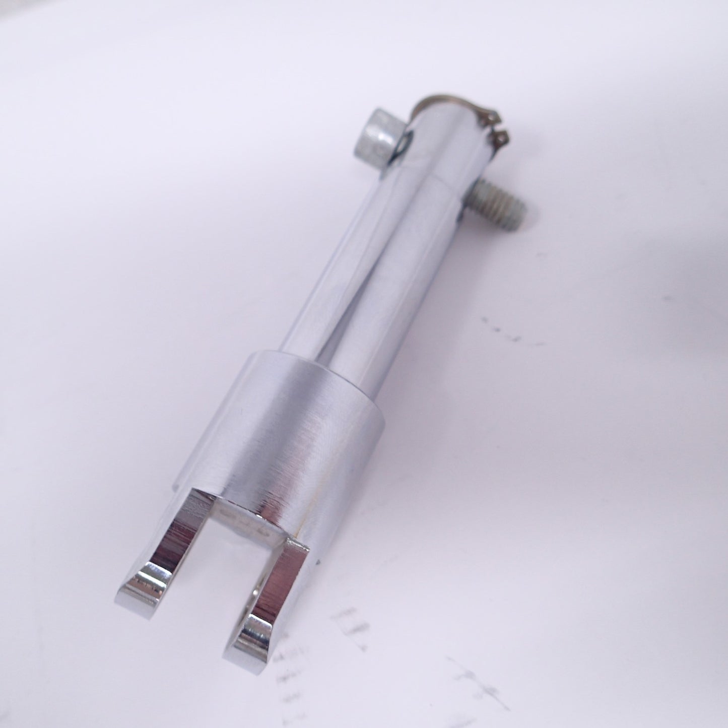 04-06 HARLEY-DAVIDSON SPORTSTER CHROME LEFT FRONT FOOT MOUNT BRACKET  42541-04