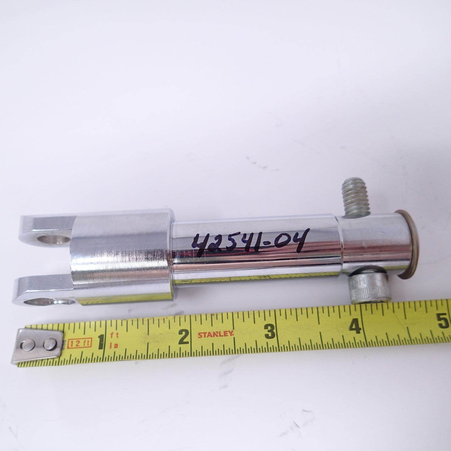 04-06 HARLEY-DAVIDSON SPORTSTER CHROME LEFT FRONT FOOT MOUNT BRACKET  42541-04