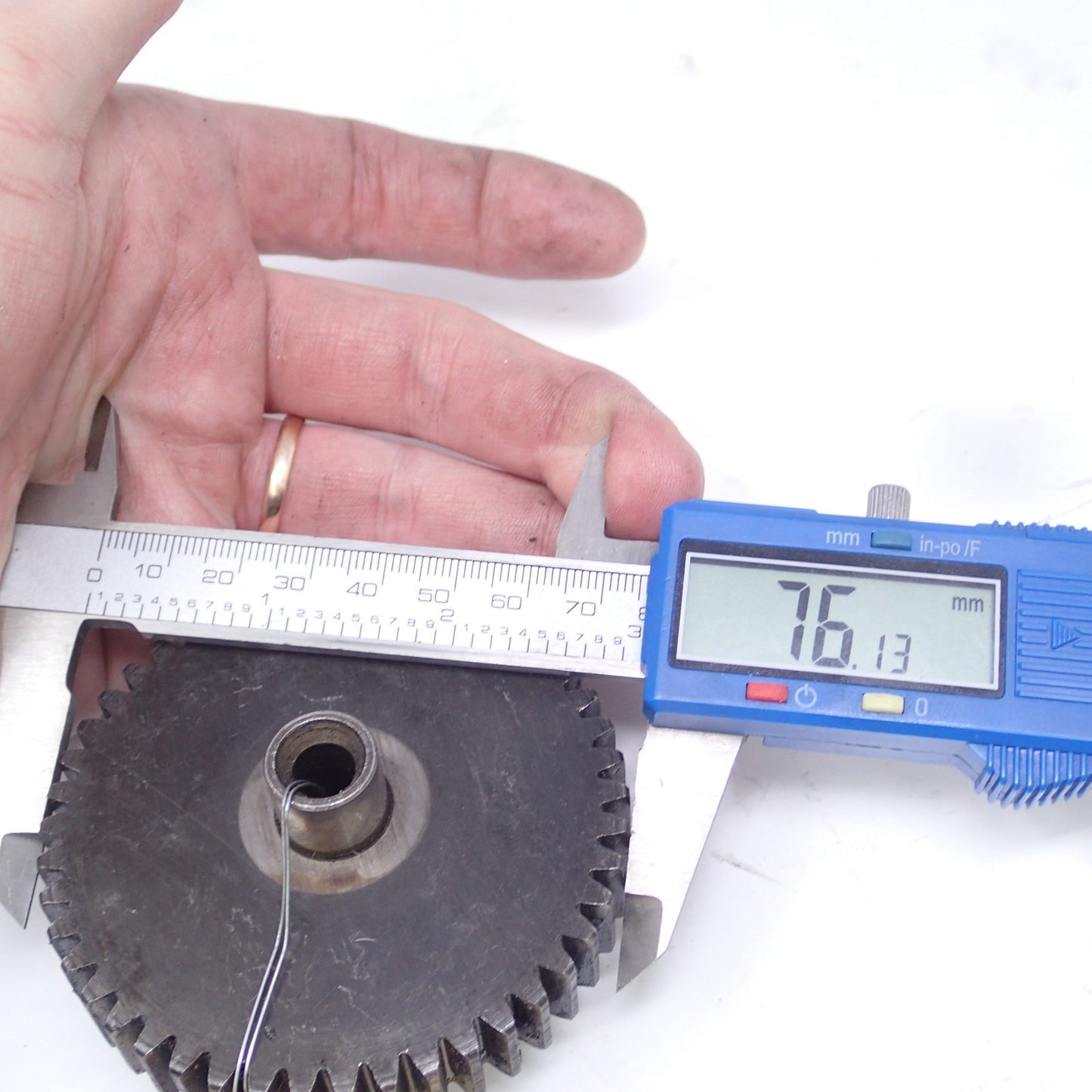 USED OEM HARLEY DAVIDSON IDLER GEAR and SHAFT  25776-57