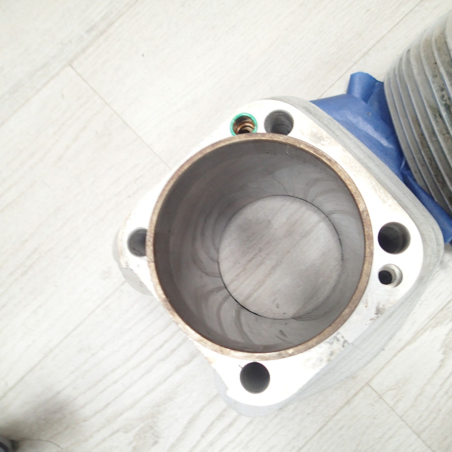 USED GENUINE HARLEY DAVIDSON PAIR OF CYLINDERS 16593-99 + pistons