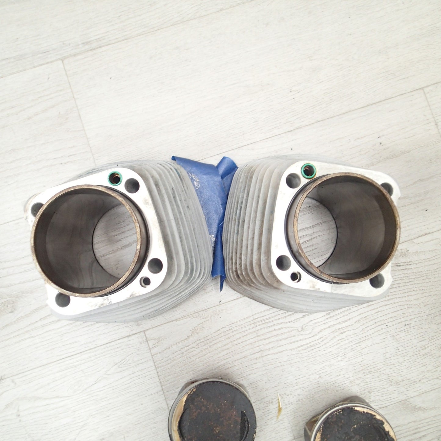 USED GENUINE HARLEY DAVIDSON PAIR OF CYLINDERS 16593-99 + pistons