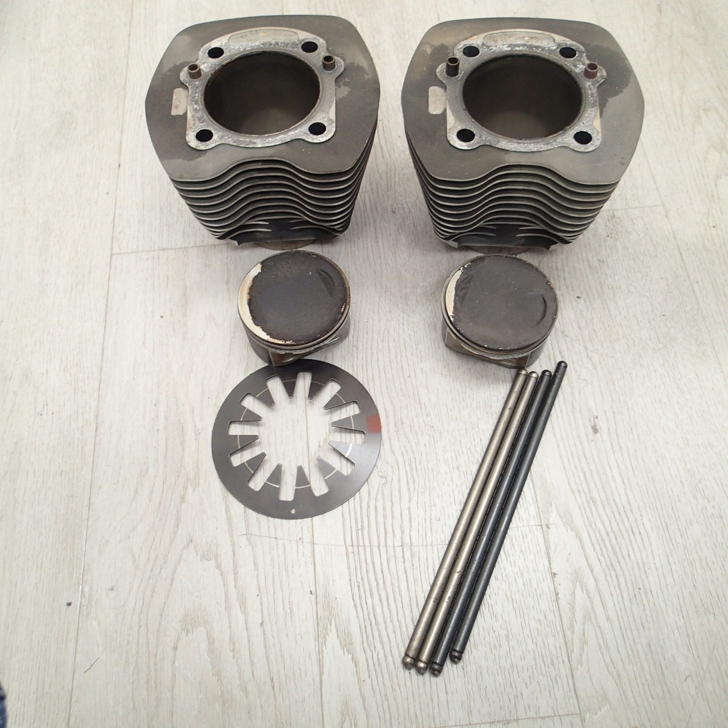 USED GENUINE HARLEY DAVIDSON PAIR OF CYLINDERS 16593-99 USED + Pistons