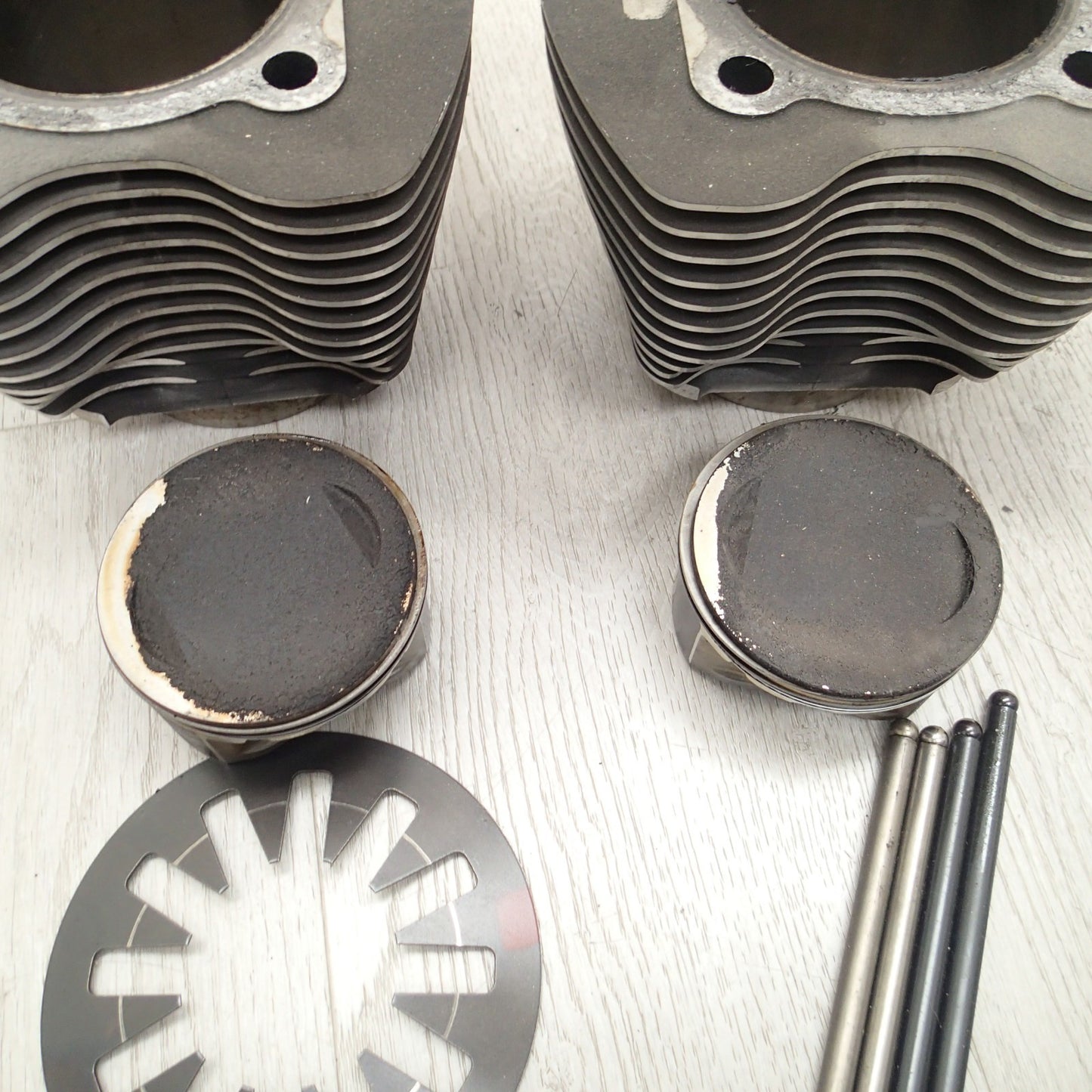 USED GENUINE HARLEY DAVIDSON PAIR OF CYLINDERS 16593-99 USED + Pistons