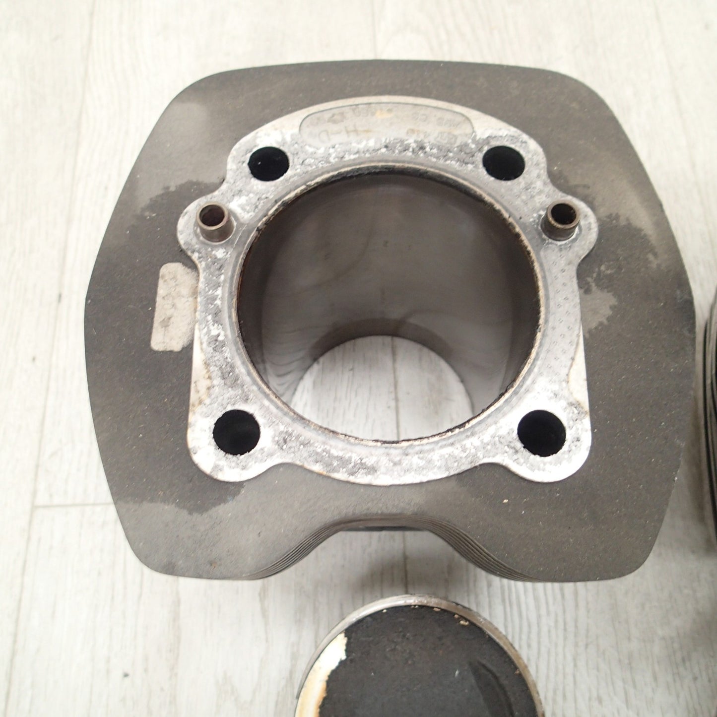 USED GENUINE HARLEY DAVIDSON PAIR OF CYLINDERS 16593-99 USED + Pistons
